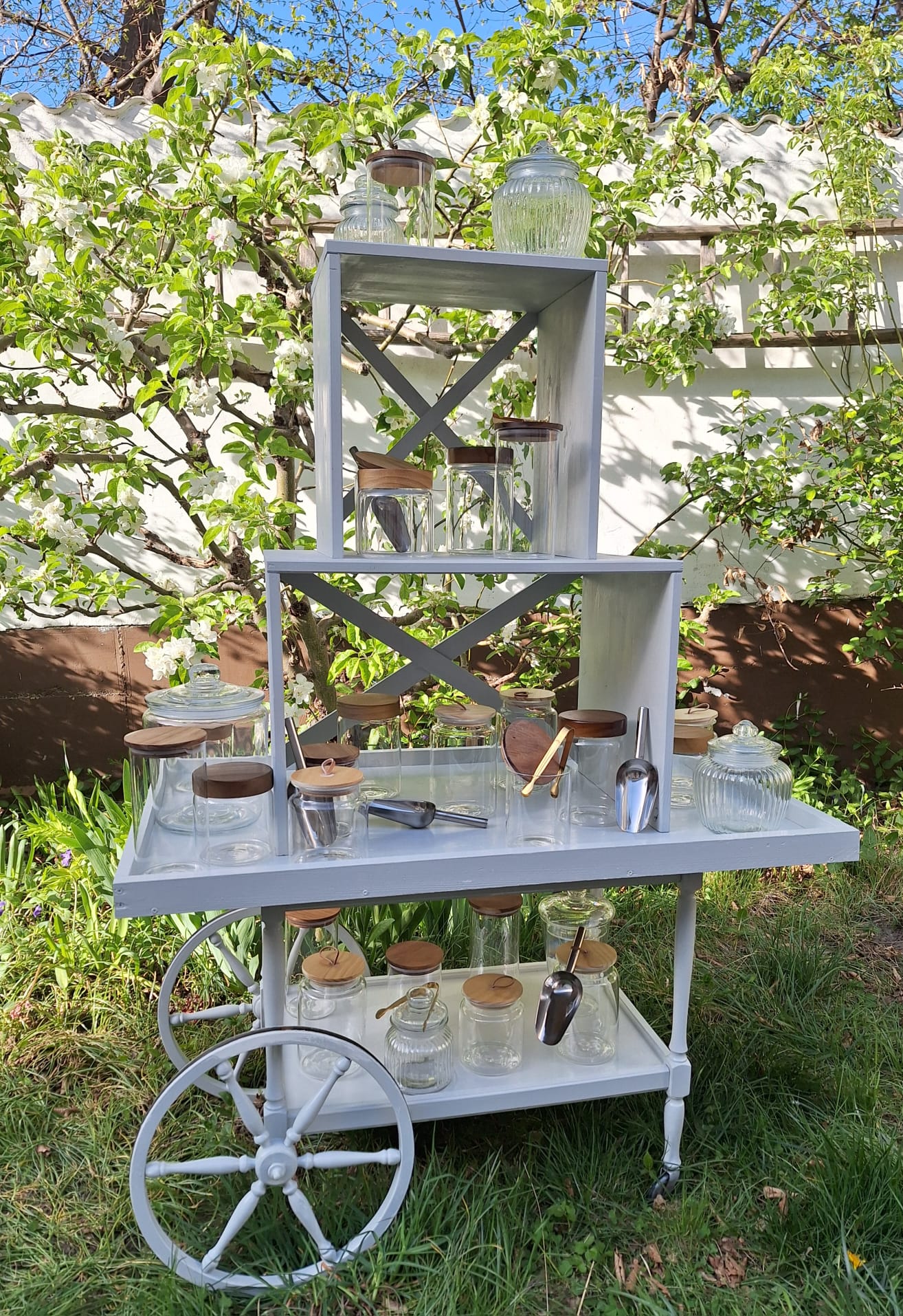 Candybar mit liebevoll dekorierten Gläsern