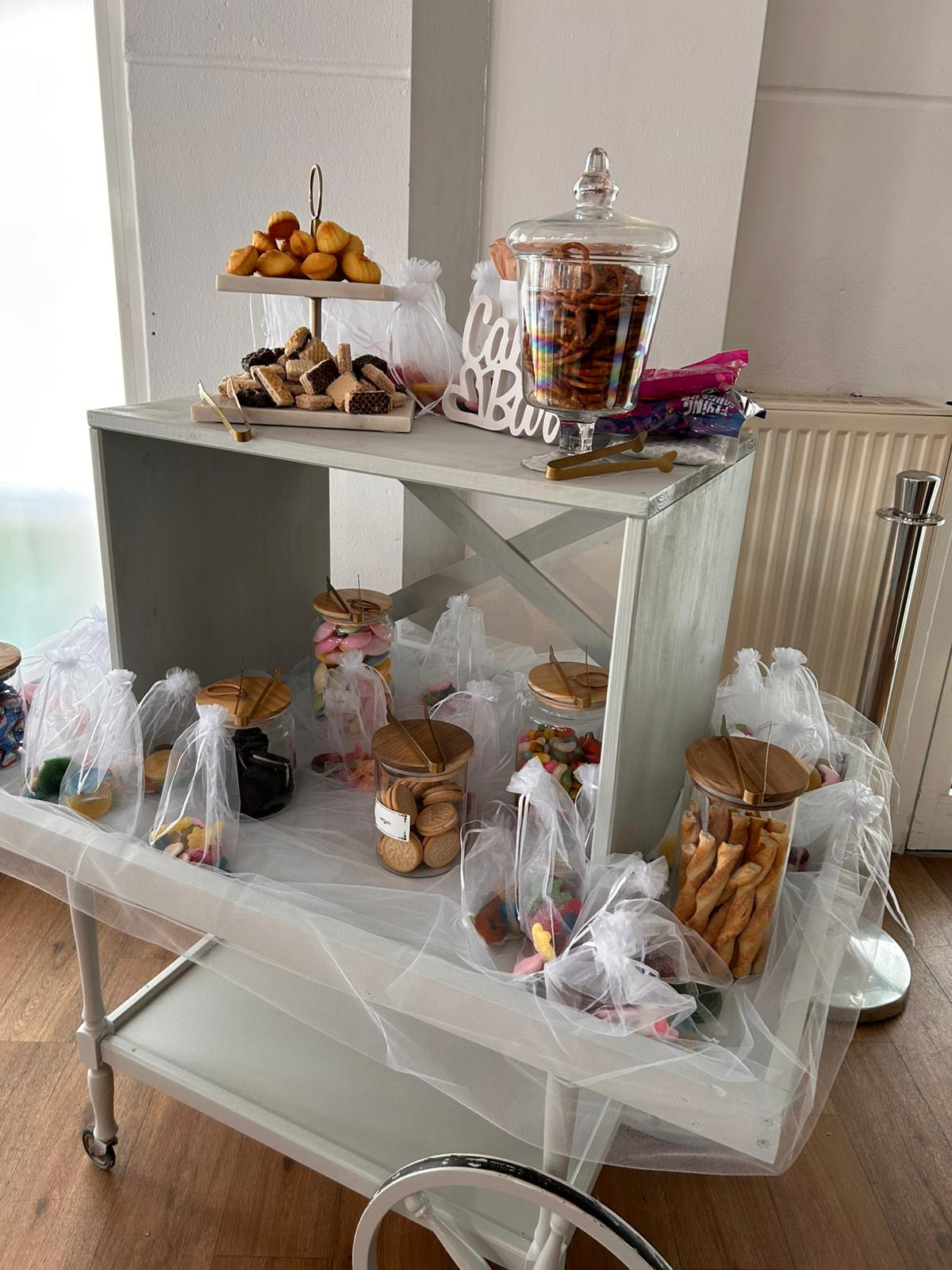 Großes Glas mit Brezeln, untere Ebene mit weiteren Leckereien