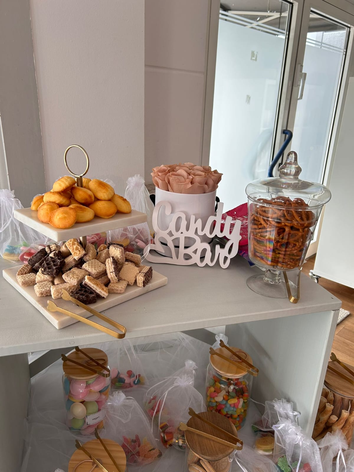 Candy-Bar-Schriftzug mit Etagere, Berlinern und Rosen-Dekoration