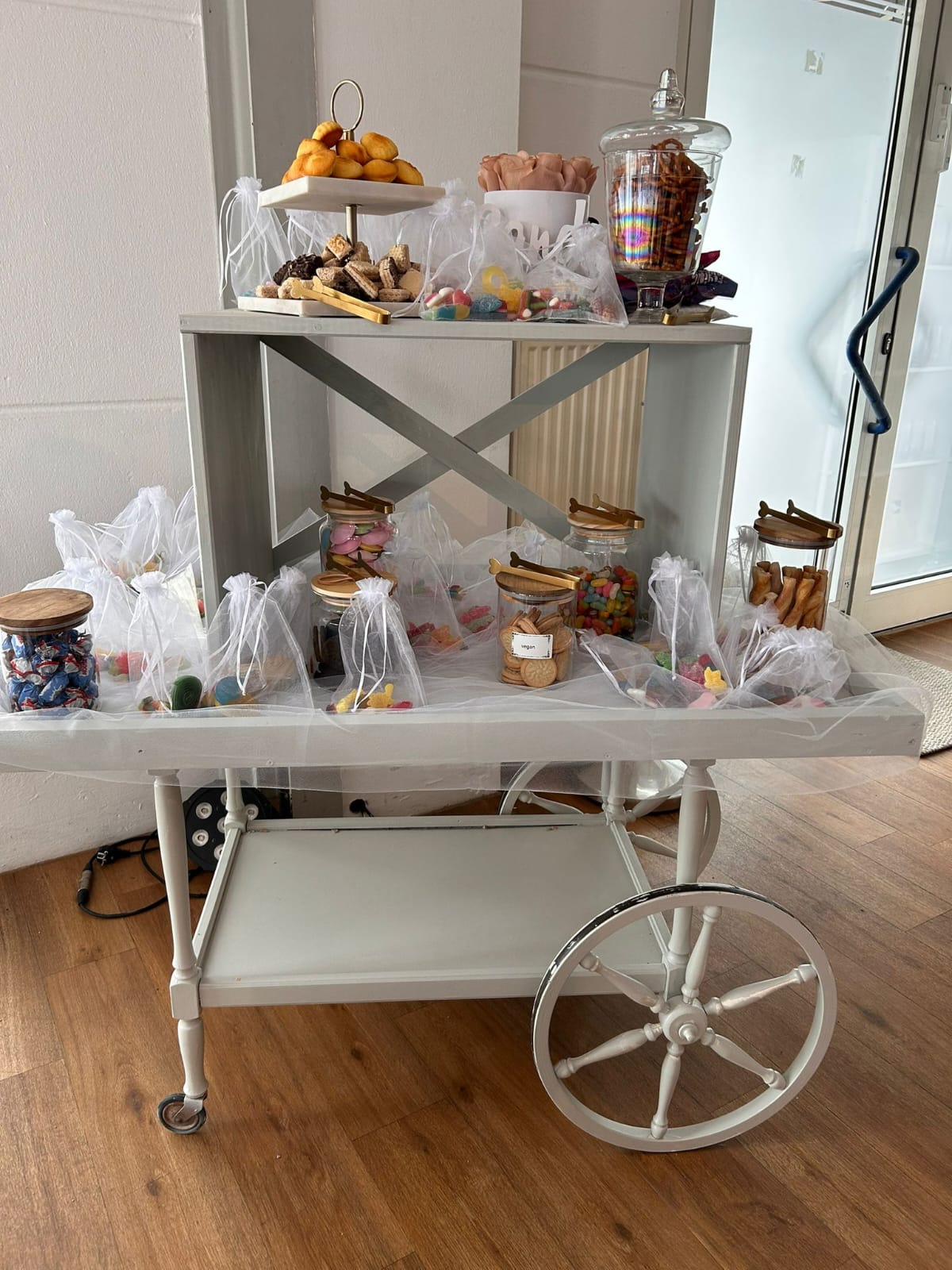 Servierwagen mit zweistöckigem Aufbau und Give-aways