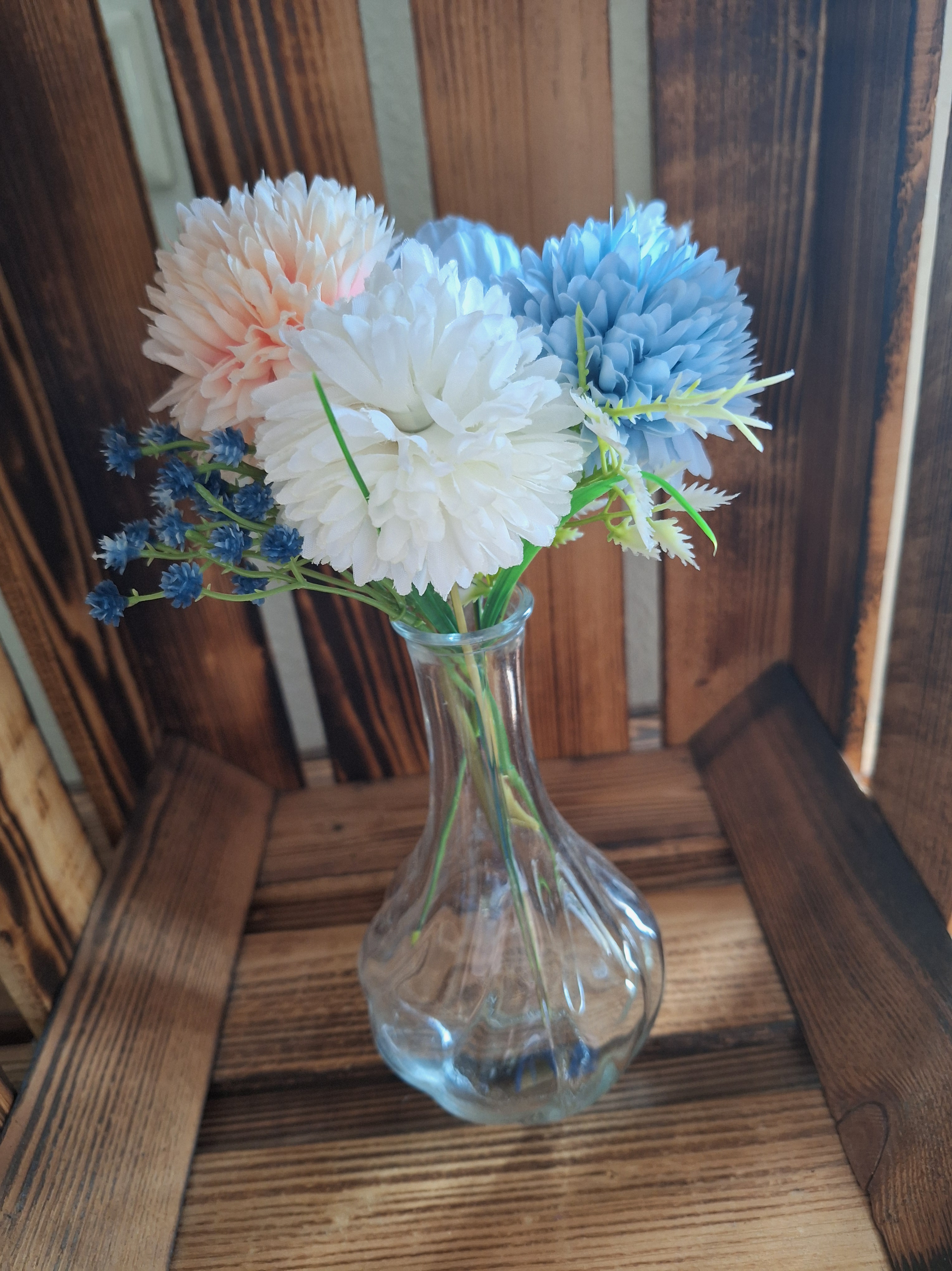 Klare Vasen in elegantem Arrangement